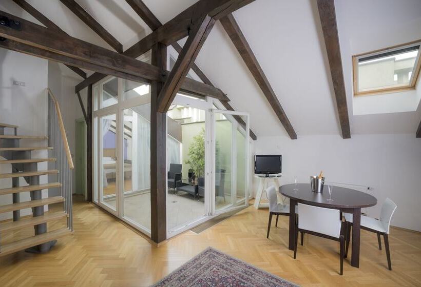 هتل Deminka Palace