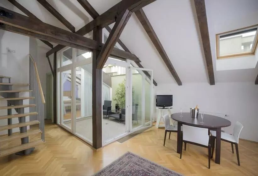 Szálloda Deminka Palace