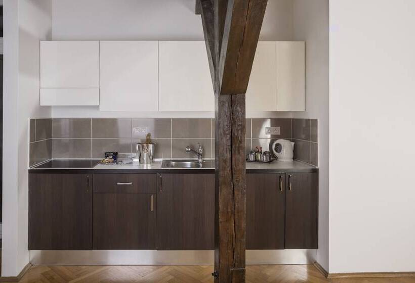 هتل Deminka Palace