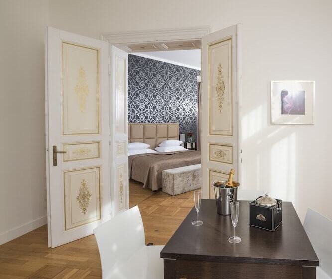 هتل Deminka Palace