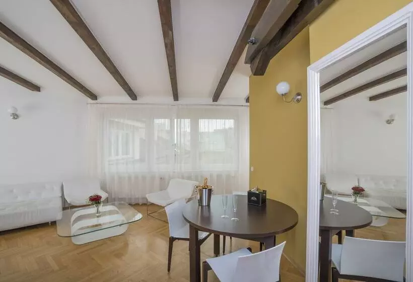 Szálloda Deminka Palace