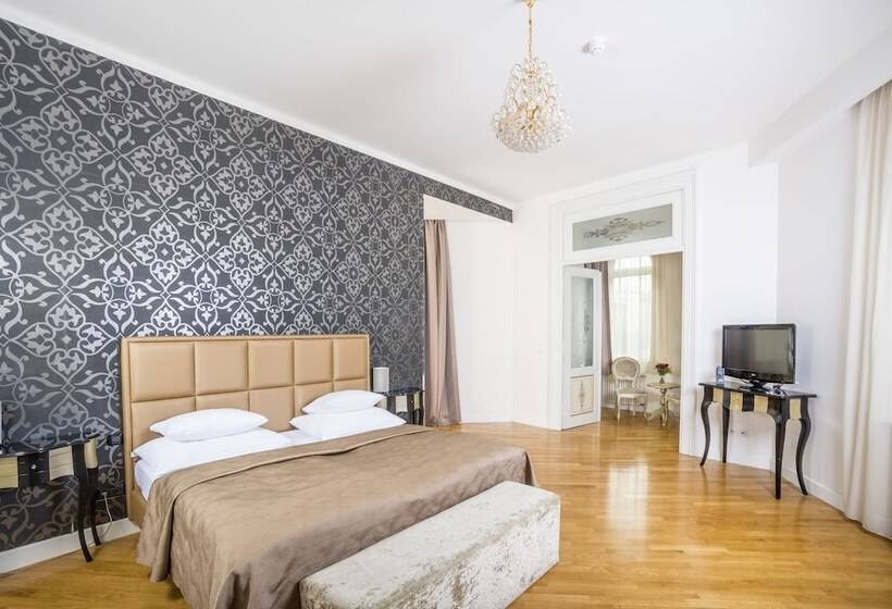 هتل Deminka Palace