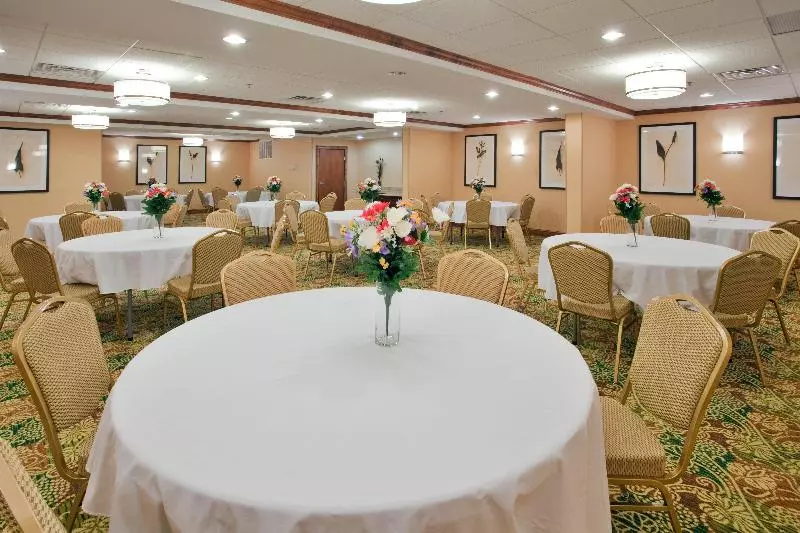 Holiday Inn Express Hotel & Suites Fredericksburg, An Ihg