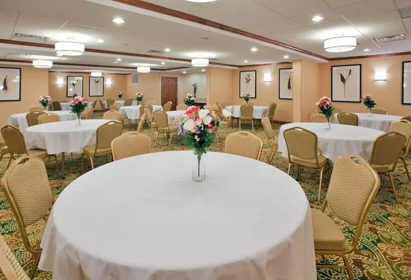 Holiday Inn Express Hotel & Suites Fredericksburg, An Ihg