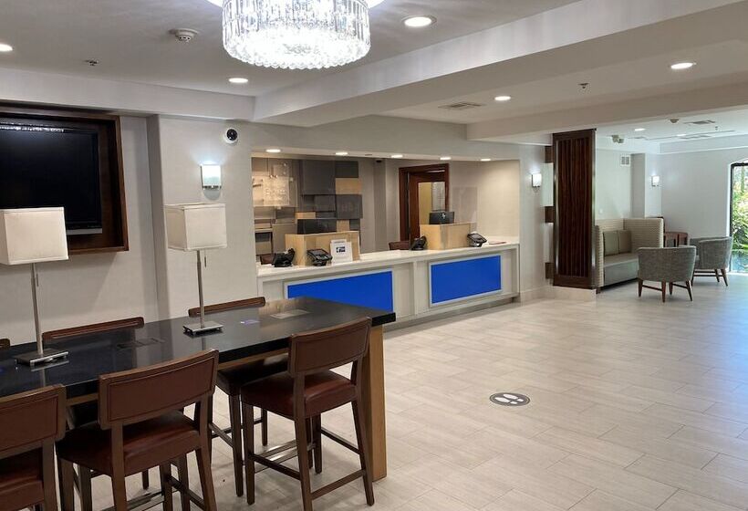 Holiday Inn Express Hotel & Suites Woodland Hills, An Ihg