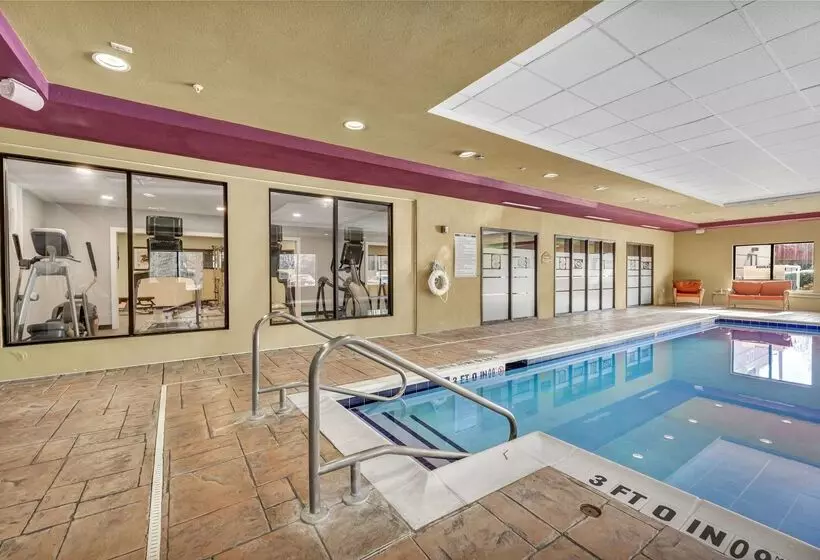 هتل Wingate By Wyndham State Arena Raleigh/cary