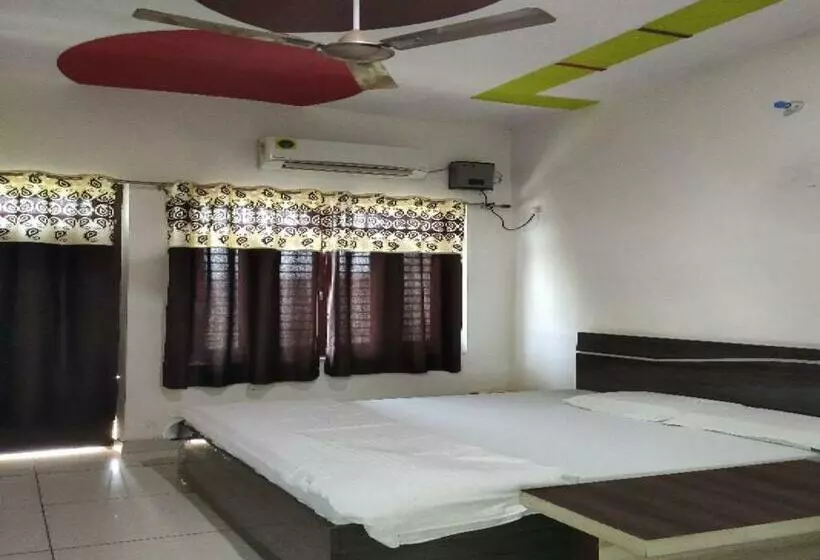 Hotelli Oyo 82962 Kusum Palace Banquet Hall