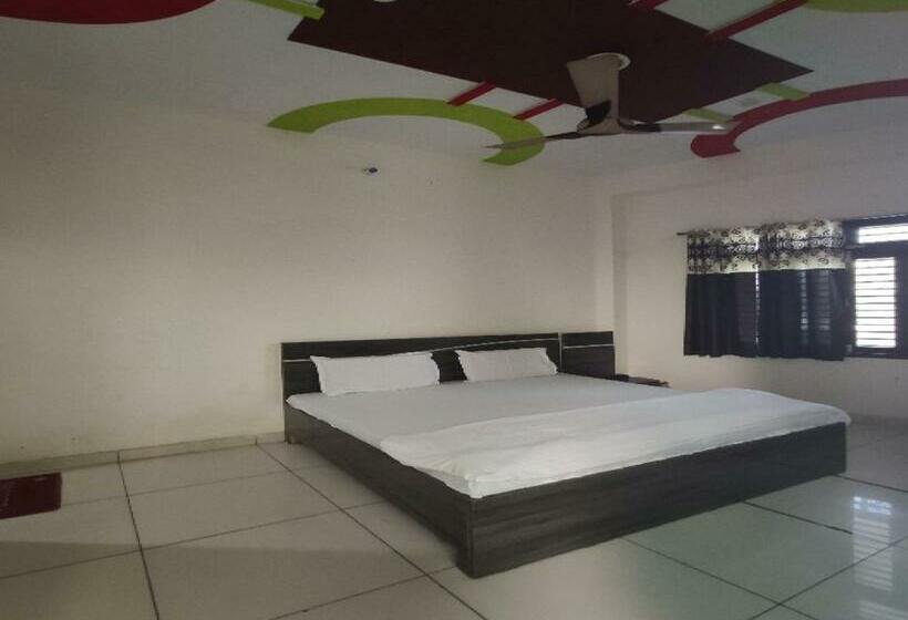 فندق Oyo 82962 Kusum Palace Banquet Hall