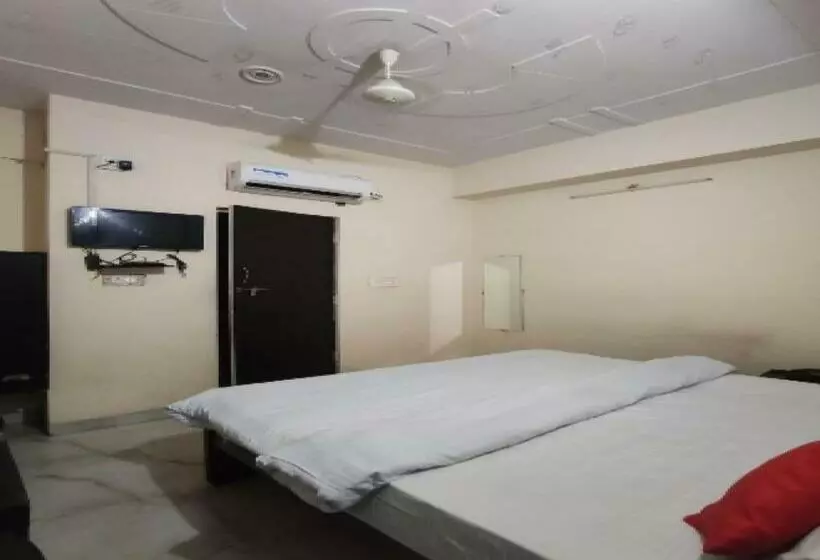 Hotelli Oyo 82962 Kusum Palace Banquet Hall