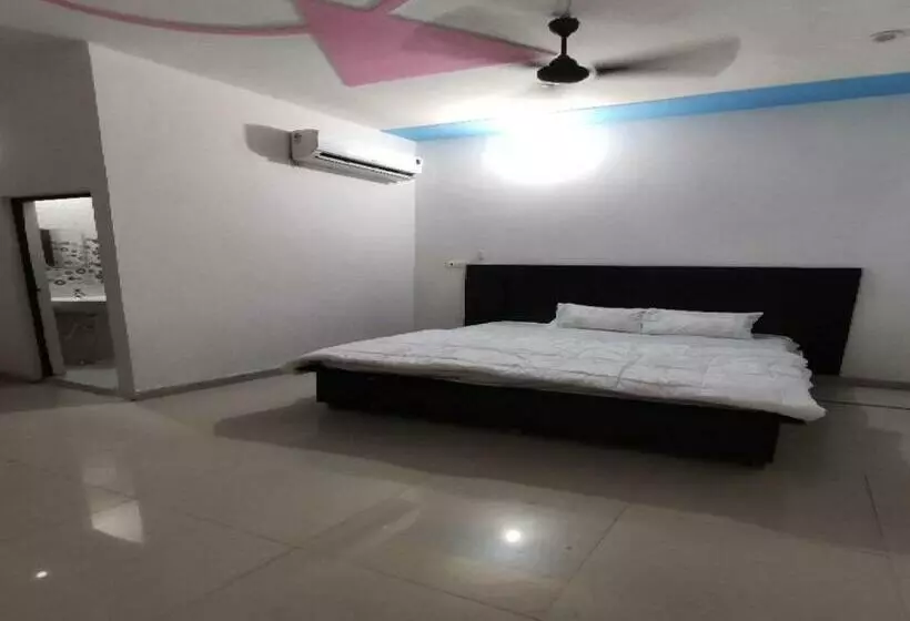 Hotelli Oyo 82962 Kusum Palace Banquet Hall