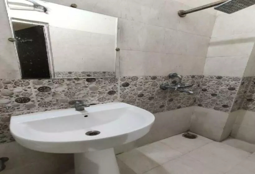 Hotelli Oyo 82962 Kusum Palace Banquet Hall