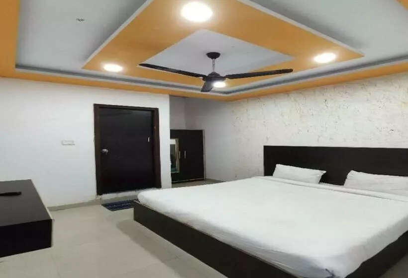 Hotelli Oyo 82962 Kusum Palace Banquet Hall