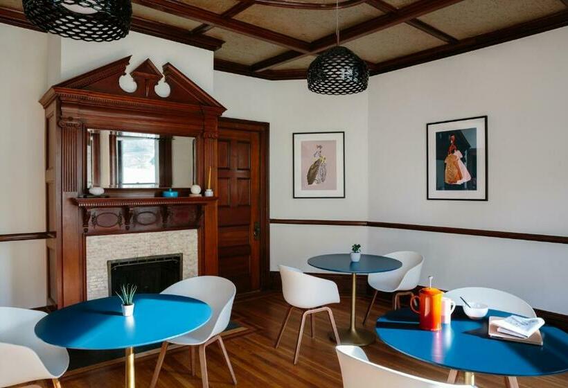 Отель The Amelia