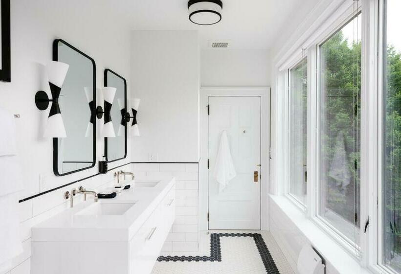 Отель The Amelia