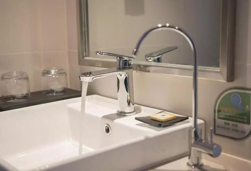 هتل Home Inn Selected Shanghai Harbour City