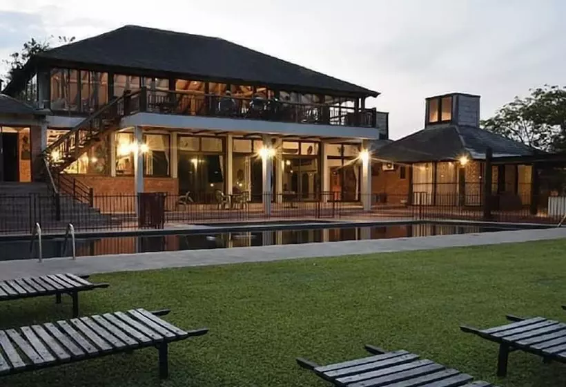 هتل Chaminuka Lodge And Nature Reserve