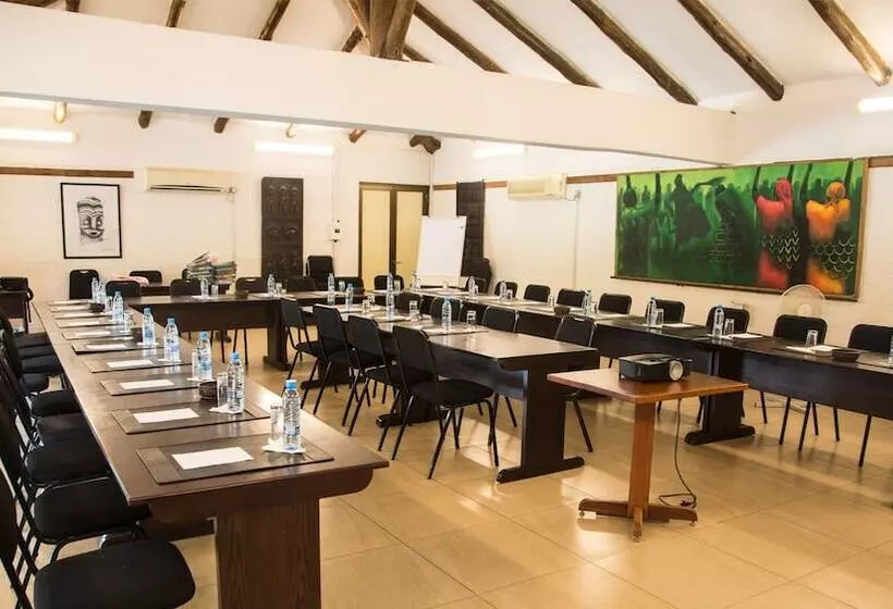 هتل Chaminuka Lodge And Nature Reserve