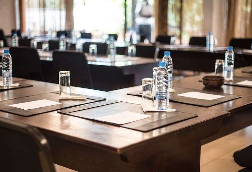 هتل Chaminuka Lodge And Nature Reserve