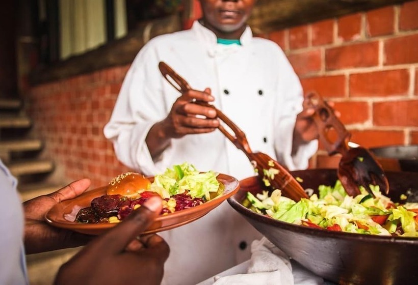 هتل Chaminuka Lodge And Nature Reserve