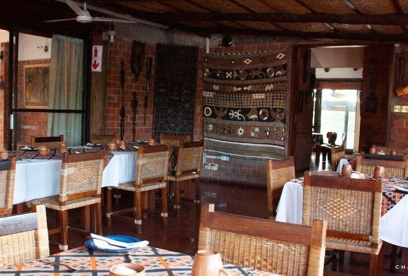هتل Chaminuka Lodge And Nature Reserve