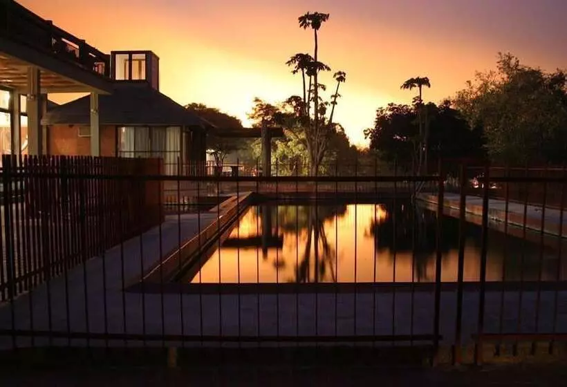 هتل Chaminuka Lodge And Nature Reserve