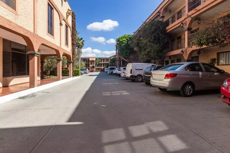 هتل Capital O Mansión Los Arcos