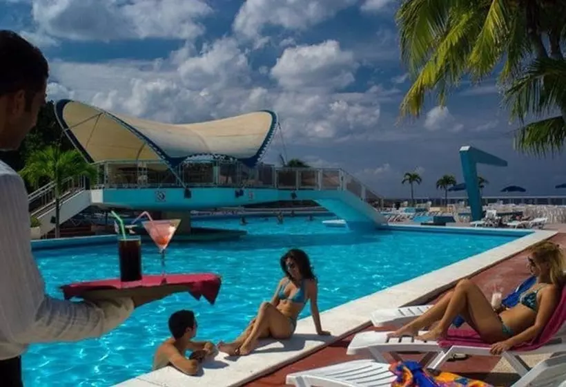 ホテル Neptuno Tritón