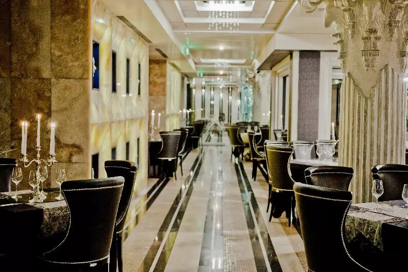 Отель Royal Castle Design & Spa