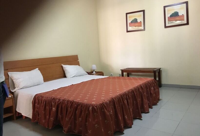 هتل Mivena   On Airport Street