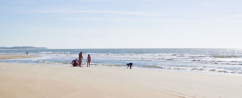 هتل The Beach House Resort