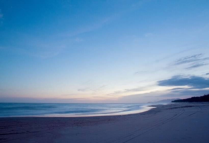 هتل The Beach House Resort