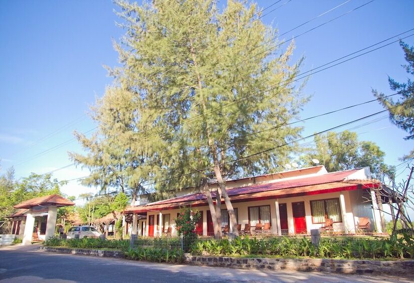 هتل The Beach House Resort