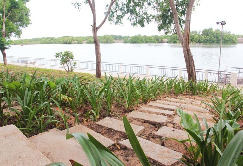 هتل The Beach House Resort