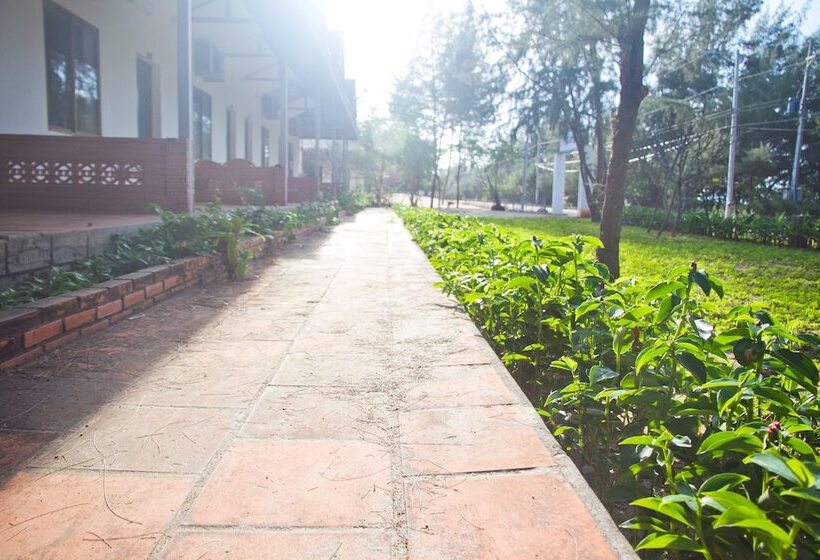 هتل The Beach House Resort