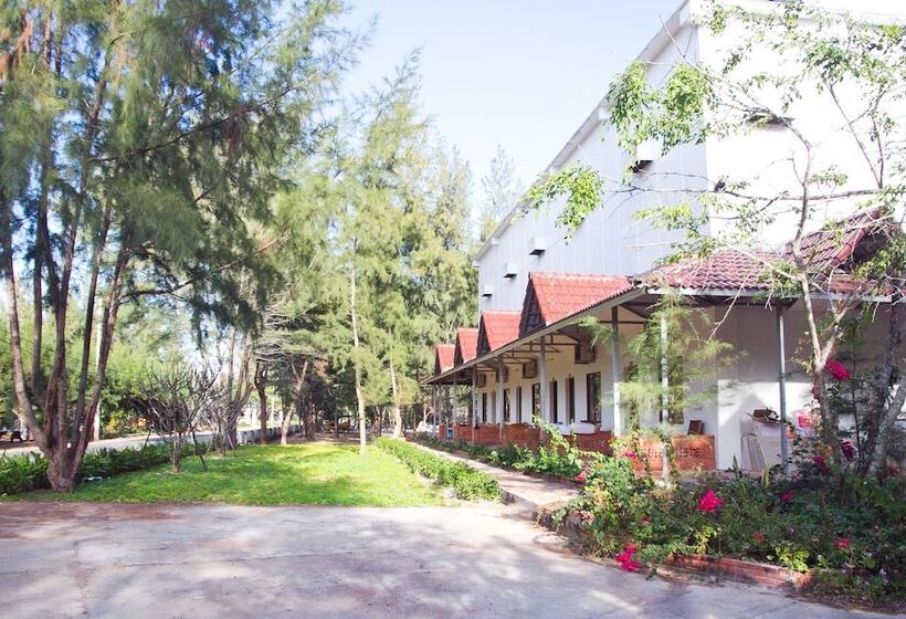 هتل The Beach House Resort