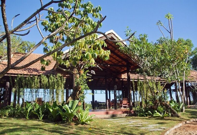 هتل The Beach House Resort