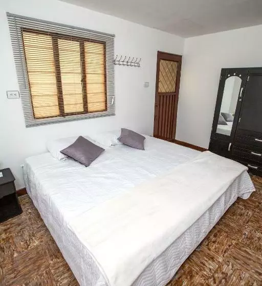 Majatalo Komodo Alojamiento  Hostal Autoservicio, Ubicado Muy Cerca Al Centro Histórico   Baño Privado, Wifi