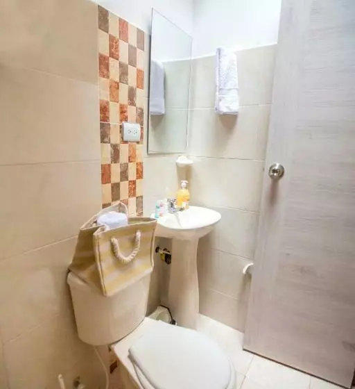 Majatalo Komodo Alojamiento  Hostal Autoservicio, Ubicado Muy Cerca Al Centro Histórico   Baño Privado, Wifi