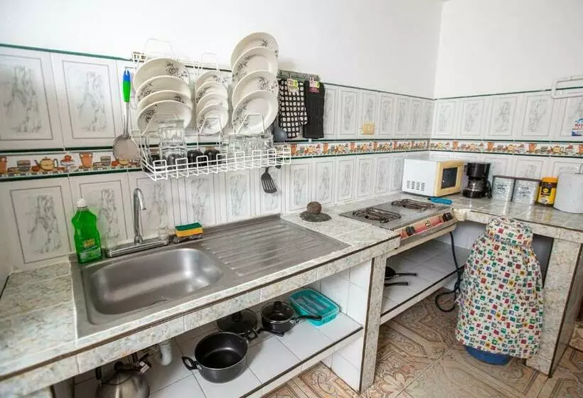 Majatalo Komodo Alojamiento  Hostal Autoservicio, Ubicado Muy Cerca Al Centro Histórico   Baño Privado, Wifi