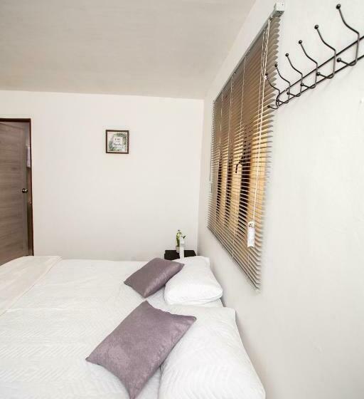 Pension Komodo Alojamiento Hostal Autoservicio, Ubicado Muy Cerca Al Centro Histórico Baño Privado, Wifi