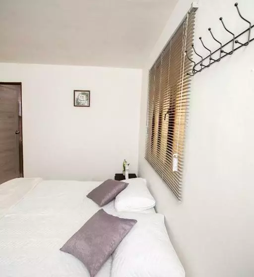 Majatalo Komodo Alojamiento  Hostal Autoservicio, Ubicado Muy Cerca Al Centro Histórico   Baño Privado, Wifi