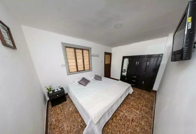 Majatalo Komodo Alojamiento  Hostal Autoservicio, Ubicado Muy Cerca Al Centro Histórico   Baño Privado, Wifi