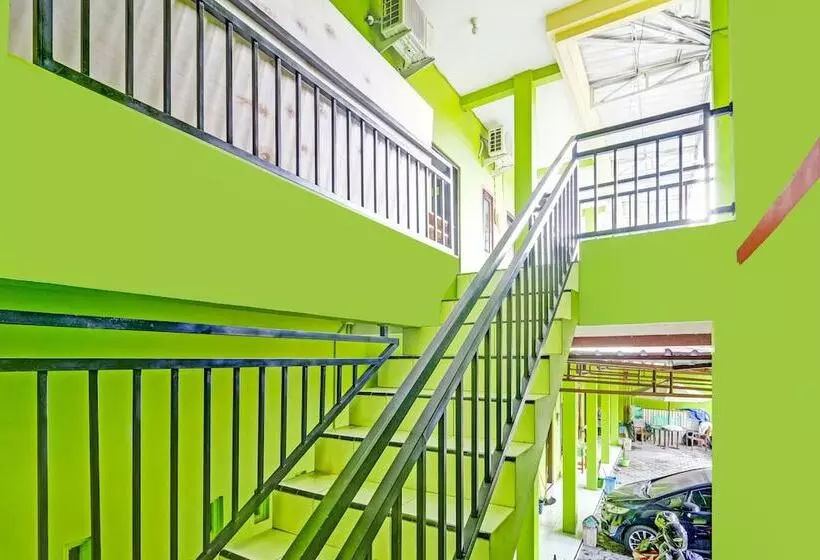 Hotelli Spot On 90760 Homestay Al Madina Syariah