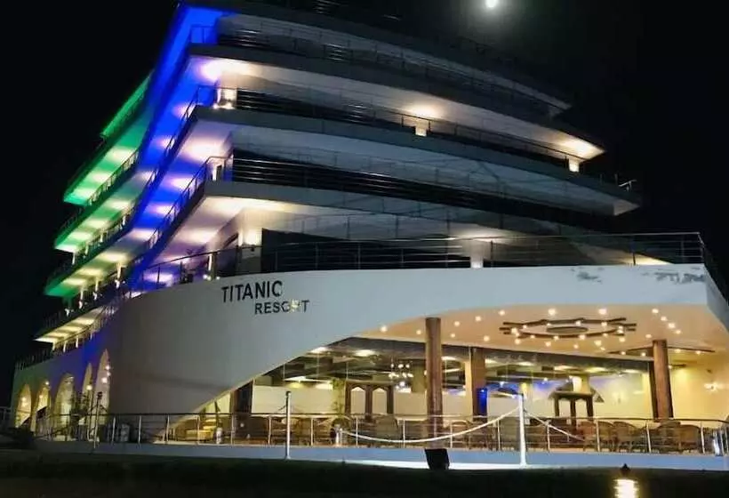 هتل Titanic Resort Faisalabad