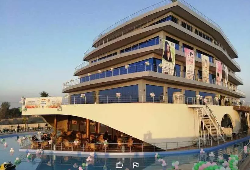 هتل Titanic Resort Faisalabad