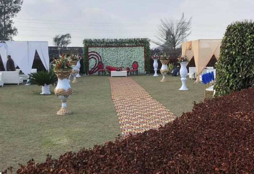 هتل Titanic Resort Faisalabad