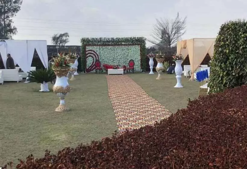 هتل Titanic Resort Faisalabad