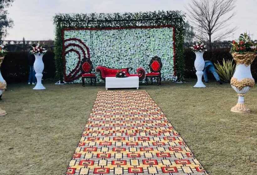 هتل Titanic Resort Faisalabad