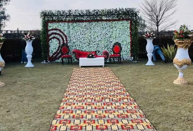 هتل Titanic Resort Faisalabad