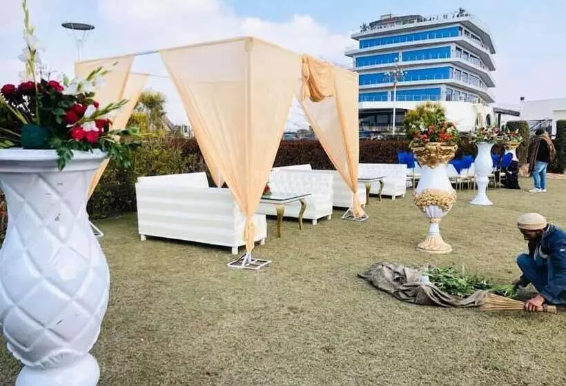 هتل Titanic Resort Faisalabad